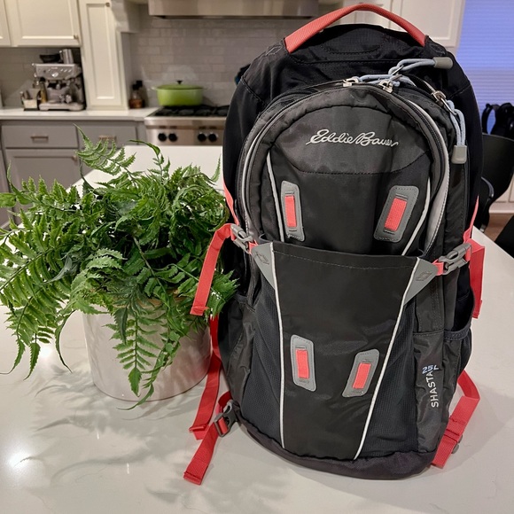 Eddie Bauer Handbags - 🌟 HP 🌸🌟Eddie Bauer Shasta 25L Backpack
